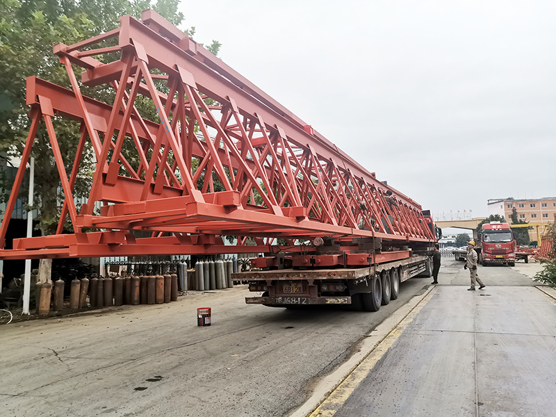 40/200自平衡架桥机装车发货中