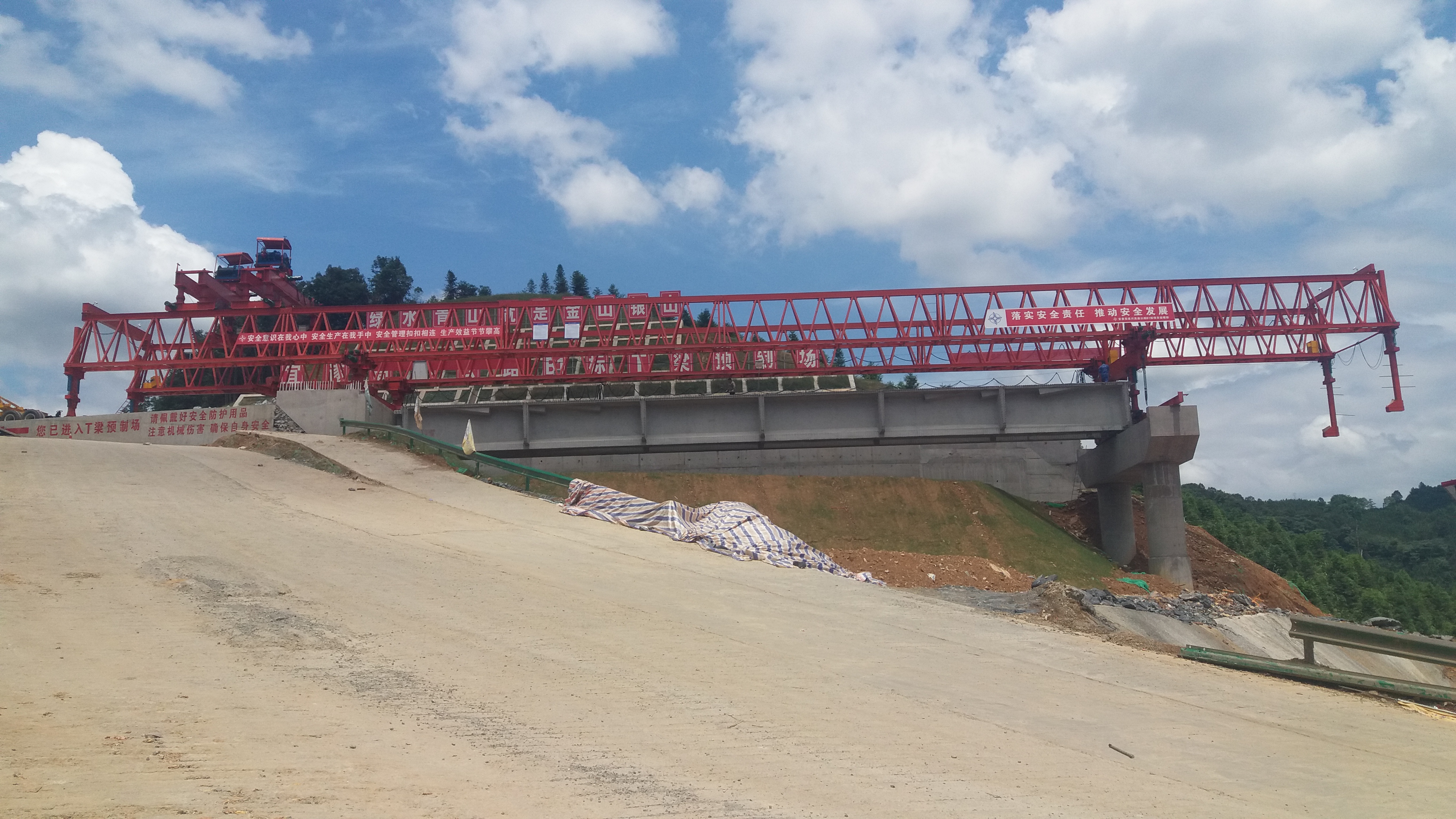 200吨自平衡架桥机