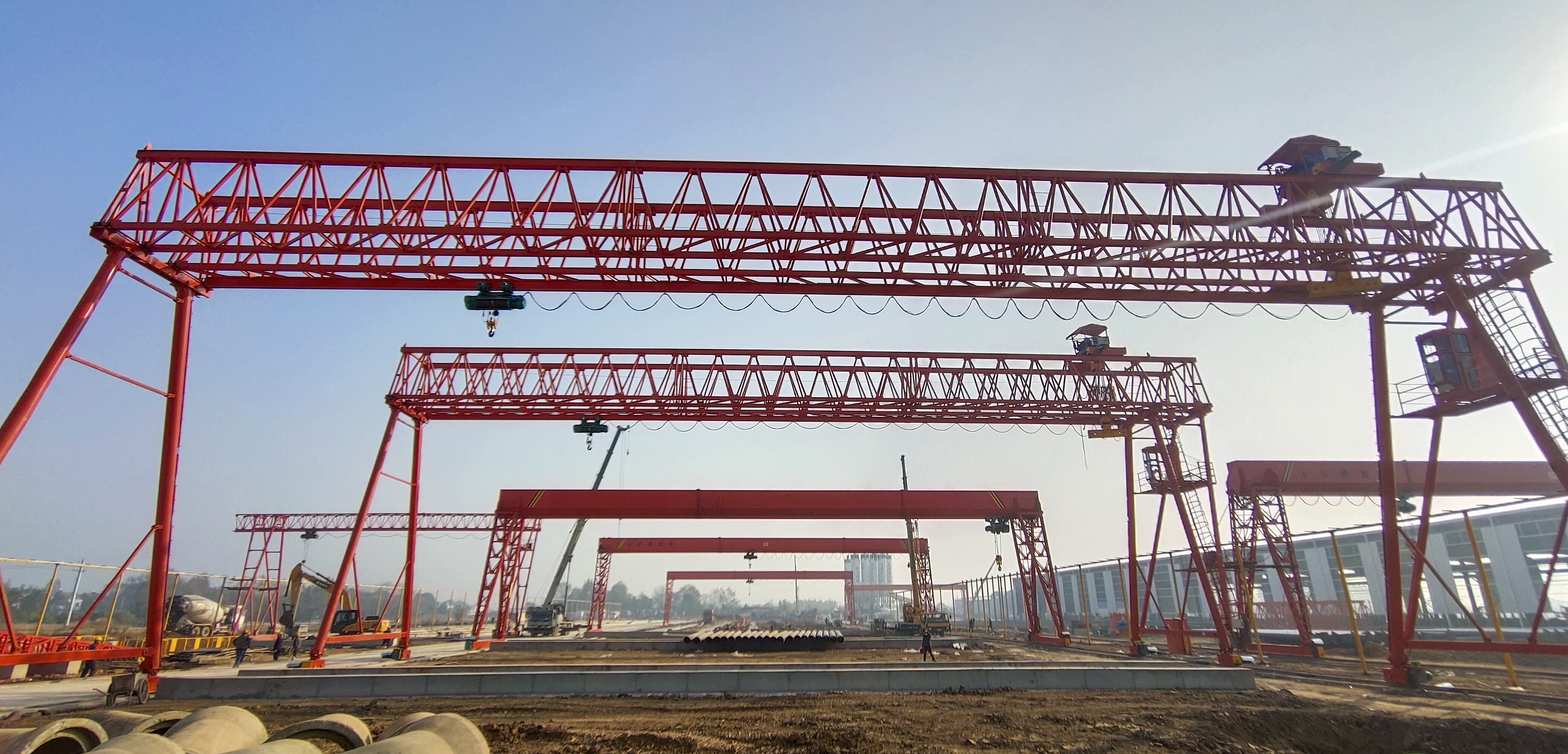 长城承建长江路桥17台桥门起重机交付使用